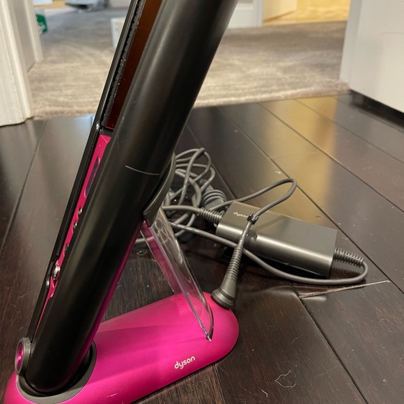 BRAND NEW DYSON STRAIGHTER!!!!! only used once. In perfect condition. - Picture 4 of 5